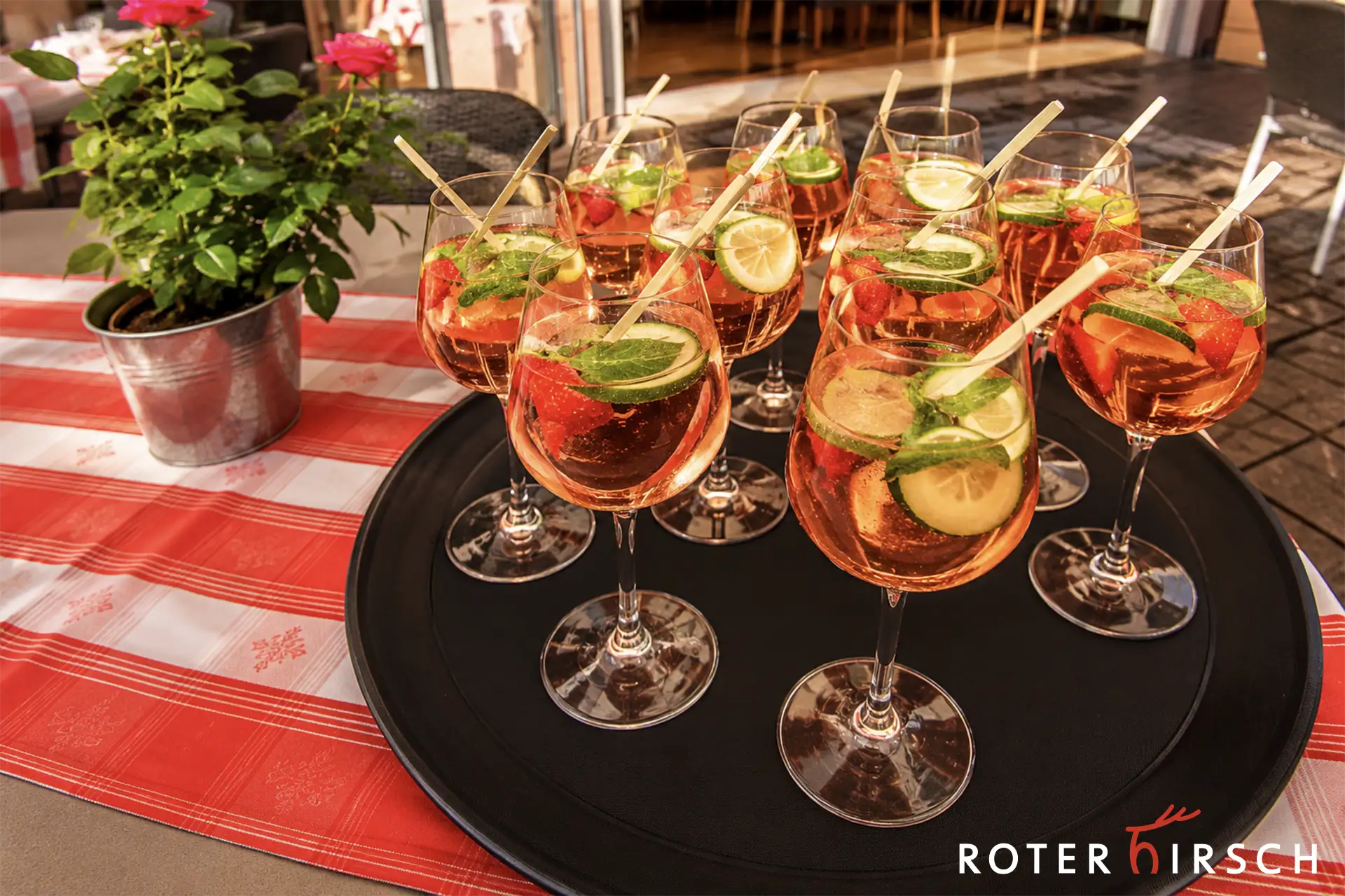 Aperitif-Drinks mit Früchten auf der Terrasse des ROTEN HIRSCH in Heusweiler