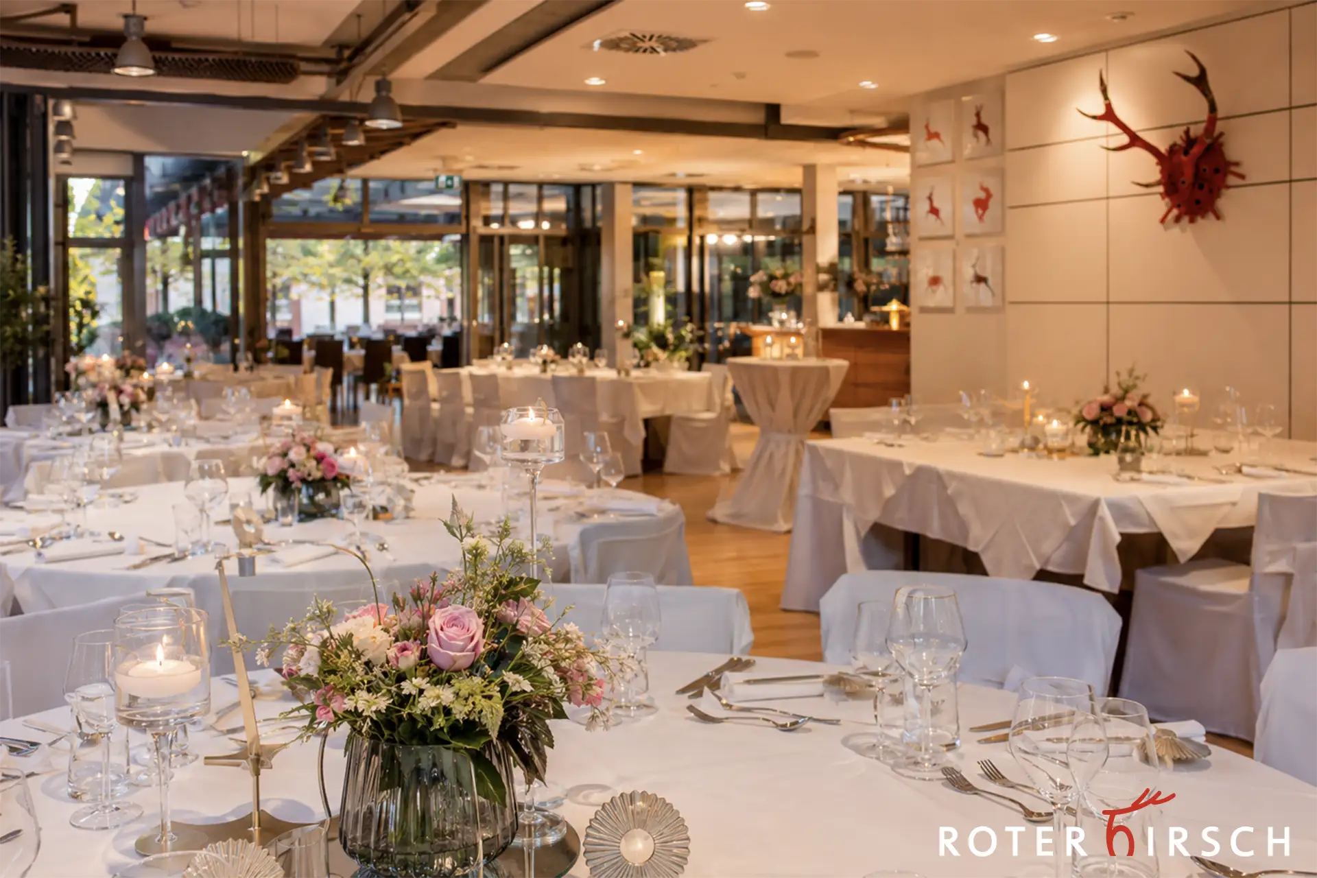 Festlich gedeckter Saal im ROTEN HIRSCH in Heusweiler für Hochzeiten und Feiern