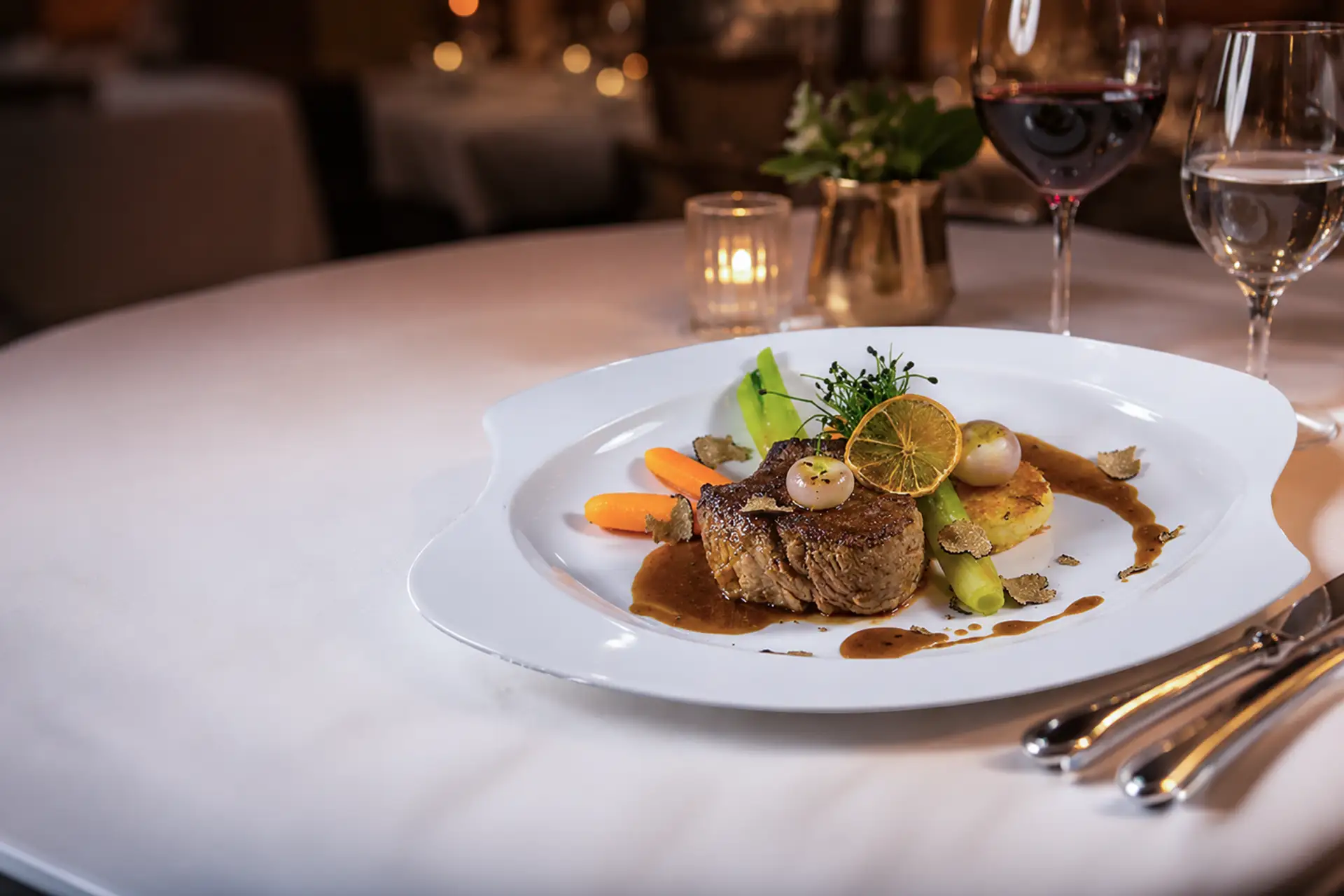 Gourmetgericht mit Fleisch, Gemüse, Sauce und feiner Garnitur im ROTER HIRSCH Restaurant Heusweiler