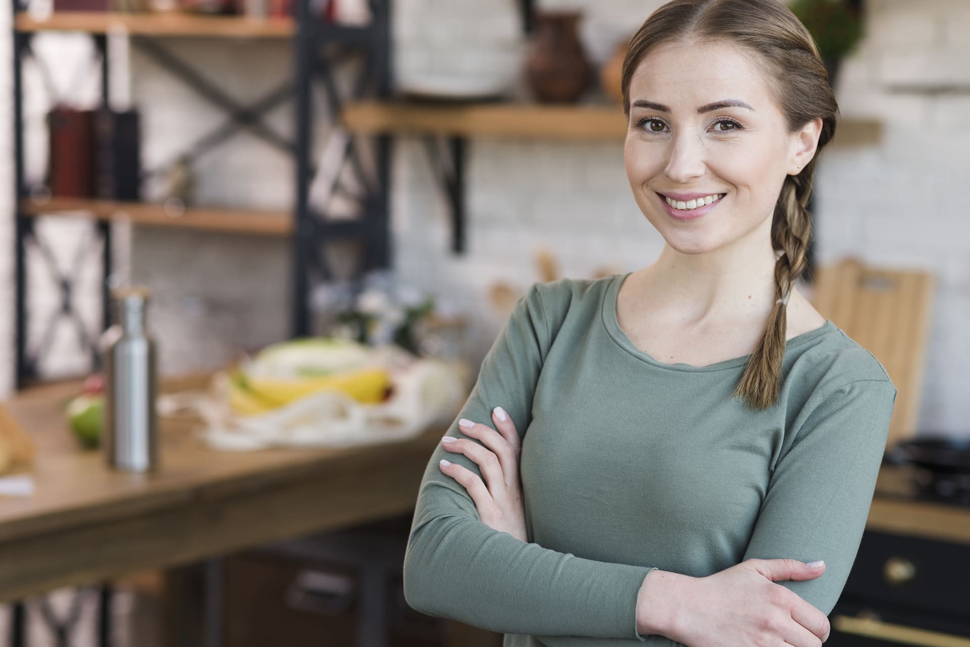 portrait-smiley-young-woman-posing